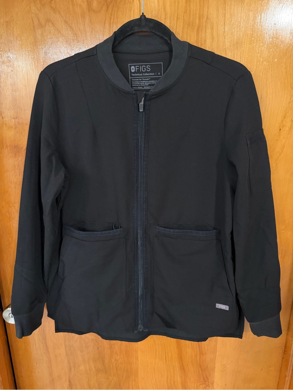 Figs Women’s Bellery Scrub Jacket in Black - Picture 5 of 8